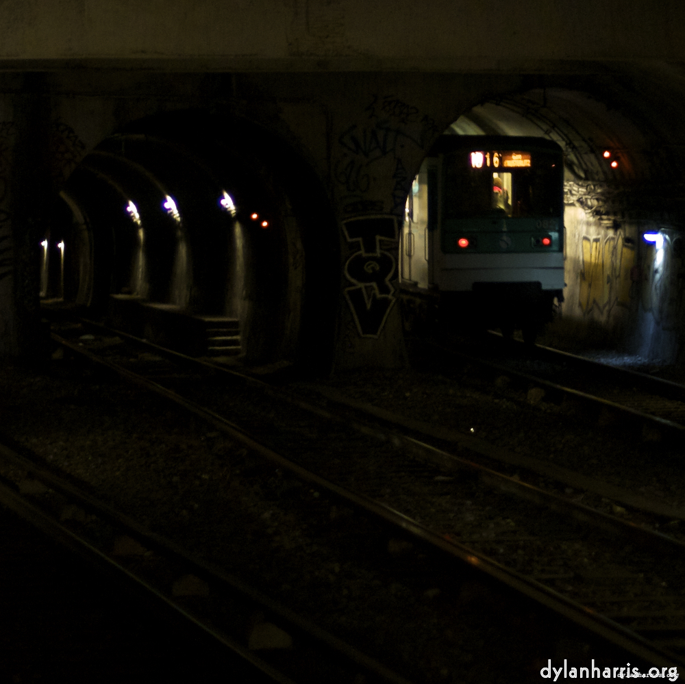 image: Heir ist ‘metro (iv) 2’.